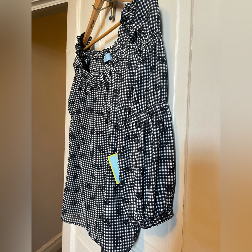 CeCe NWT Fun Flirty Ruffle Neckline Blouse